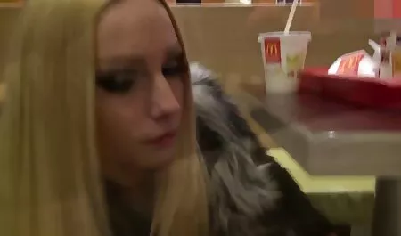 Anya Ivy dobiva nokte na porno lx stolu
