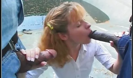 Prsata crvenokosa papa pada na koljena usisavajući kurac unutra film long porn