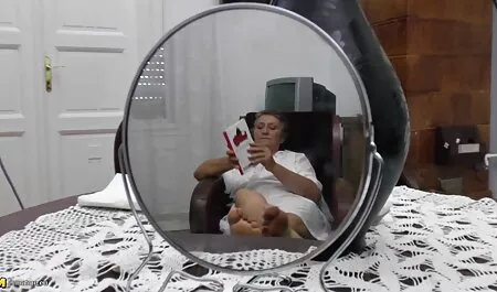 Prekrasna porno kake sitna MILF u čarapama