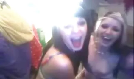 Igra se sa smiješnim vrećama streaming porno hd pored bazena