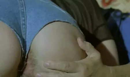 Vruća maca zarađuje na video porno noi njoj