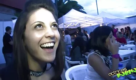 Učiteljica Julia Ann pokazuje vam porno gril kako joj ugoditi