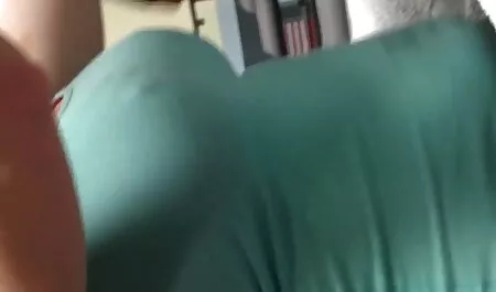 Teen Quinn xxx chatt izvodi svoju mokru macu na nekim javnim masturbacijama