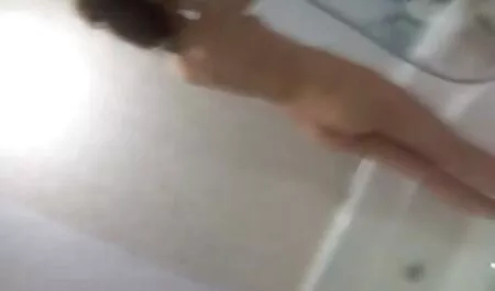 Mršava 3d porno tube amaterska ljepota Yankee daje orgazam prstom uvijajući se