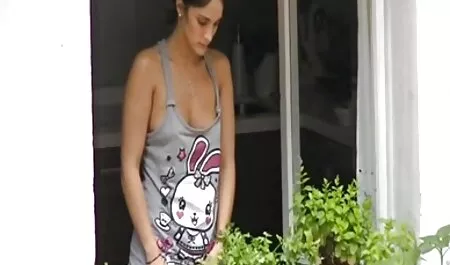 Ljepotica brineta koristi xxnx film porno dildo za masturbaciju